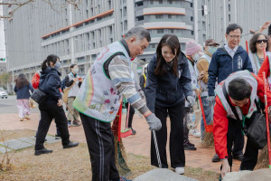 市長高虹安攜手里民一同投入清掃行動。
