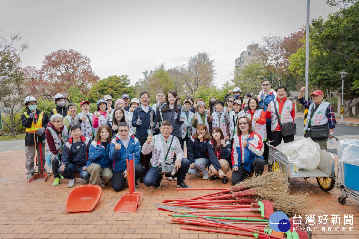  市長高虹安與建功里環保志工們。