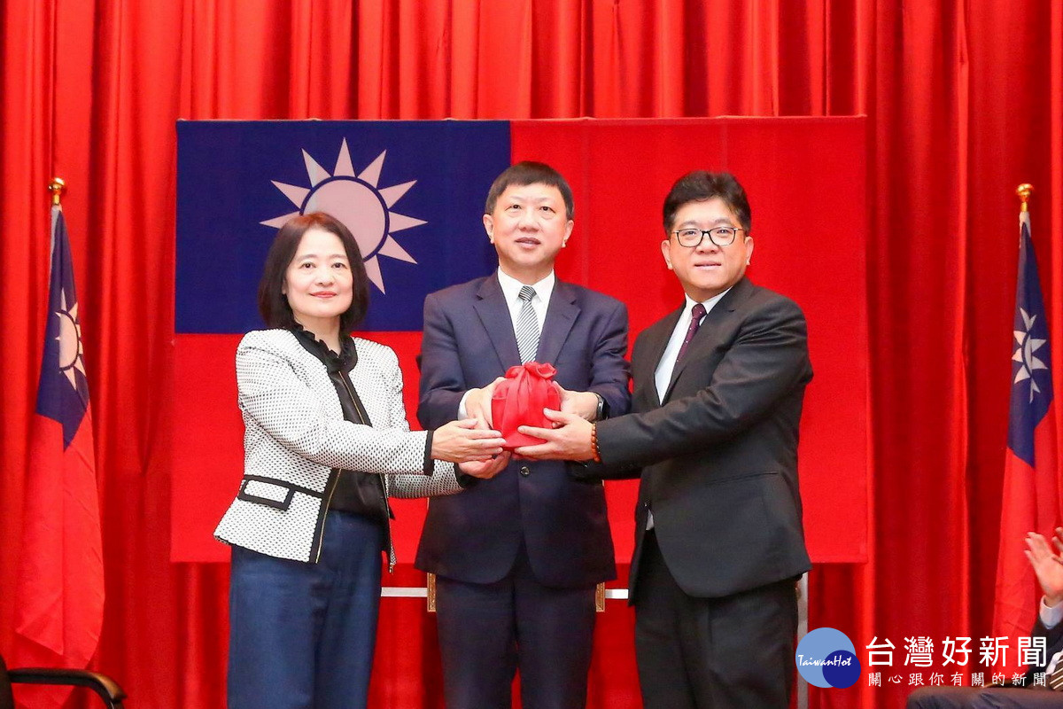 桃園郵局新卸任局長印信交接，由中華郵政總公司副總經理陳棟梁主持監交。