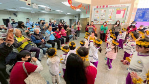 新竹榮服處同仁及榮民長輩與小朋友熱情表演進行互動。
