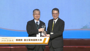 校長武東星(右)代表國立暨南國際大學，於114年度教育部社會教育貢獻獎頒獎典禮中獲頒團體獎，肯定暨大長期深耕社會教育與終身學習之卓越成果。（暨大提供）