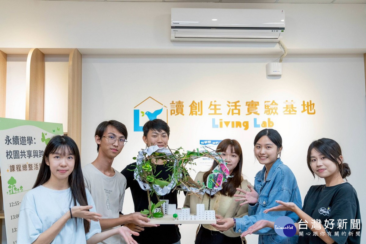 暨大學生於校內Living Lab展示永續學習成果，實踐知識與生活結合。（暨大提供）
