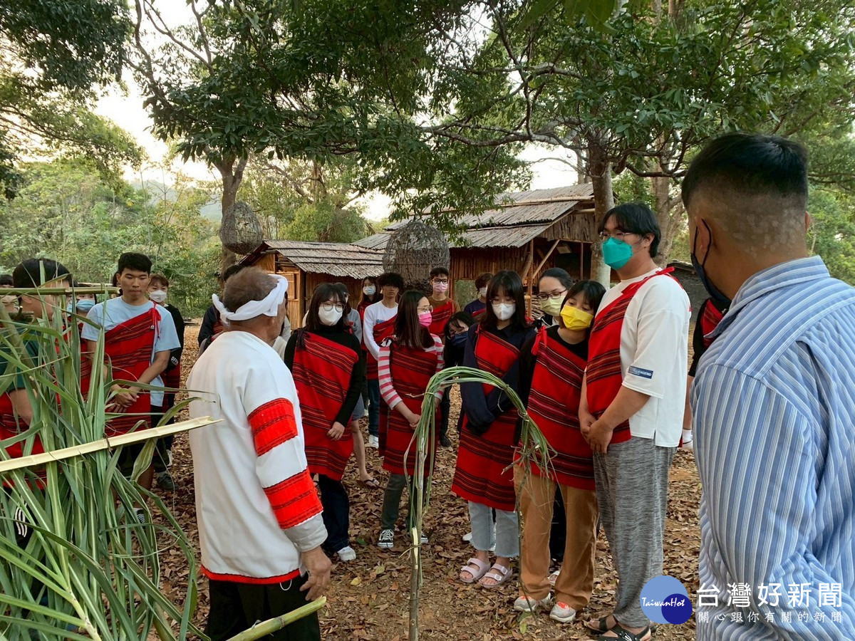 暨大師生走入原住民族部落，向耆老學習傳統文化，促進世代交流與文化傳承。（暨大提供）