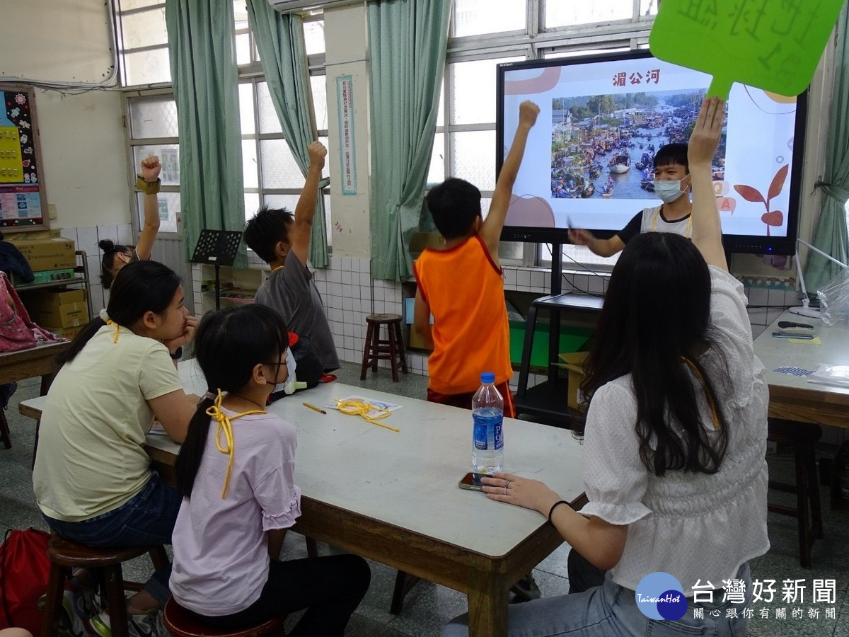 暨大學生進入偏鄉學校進行課程陪伴，與孩童互動學習，縮短城鄉教育落差。（暨大提供）