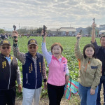 立委楊瓊瓔與梧棲區農會總幹事吳柏慧等人一同鳴槍宣布開拔蘿蔔。