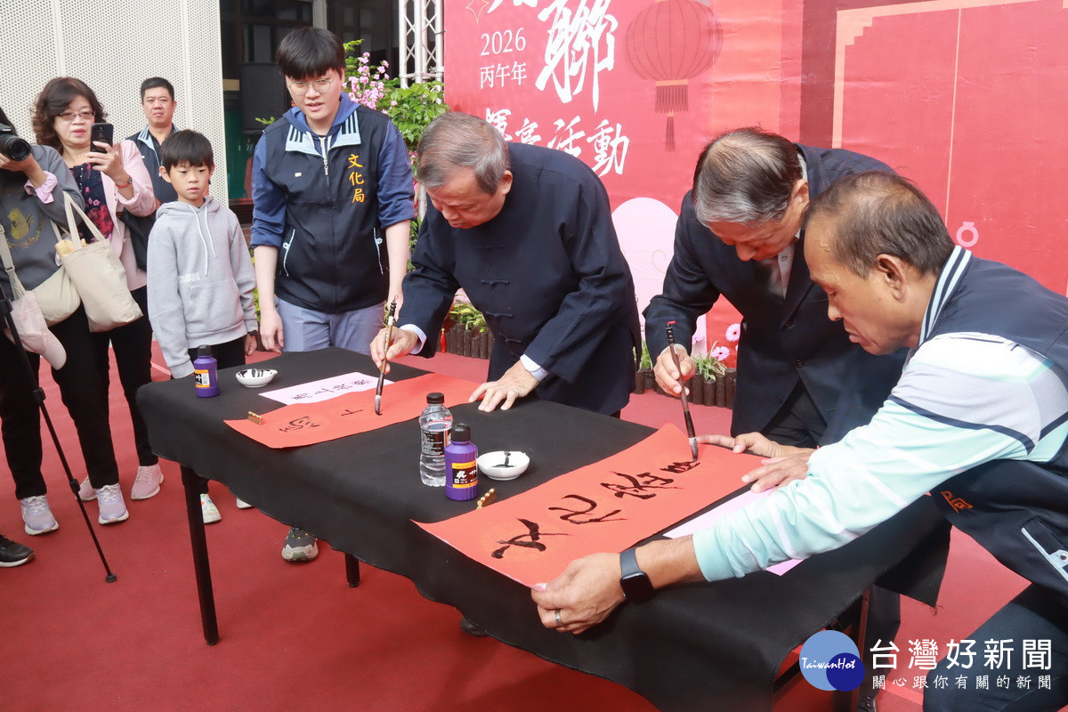 王副縣長與林前縣長任開筆官。（記者扶小萍攝）