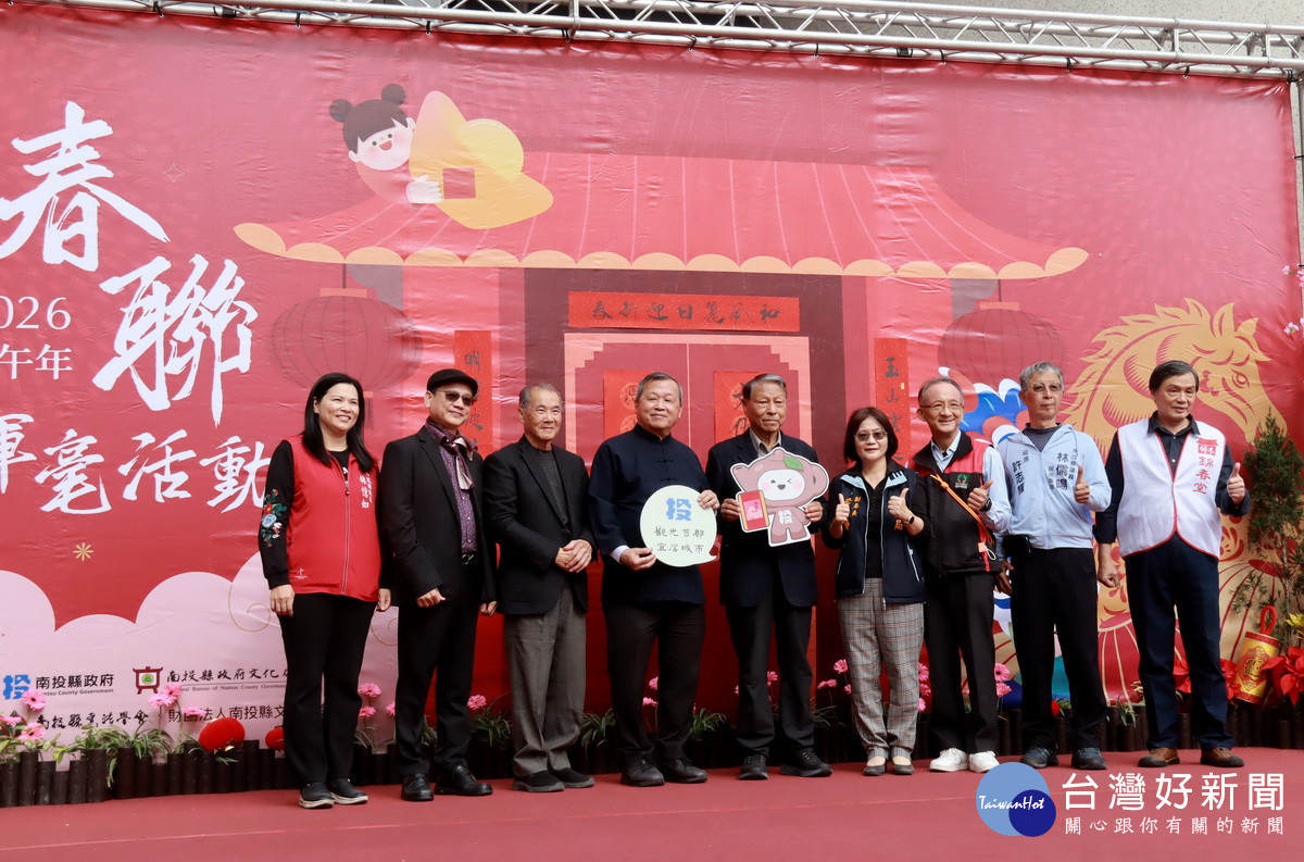 李大師為縣民寫下吉祥春聯發表。（記者扶小萍攝）