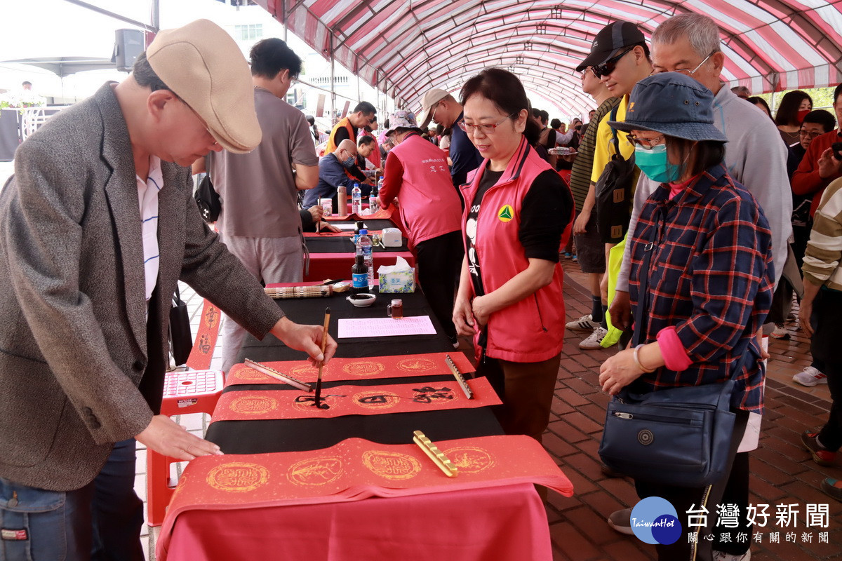 現場有吳明晃等多位書法大師揮毫贈民眾。（記者扶小萍攝）