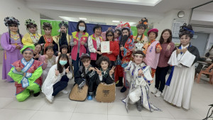 衛生福利部台中 醫院廖妙淯副院長（中左）頒贈感謝狀給小金枝劇團林美雀（中右）團長。圖/台中醫院