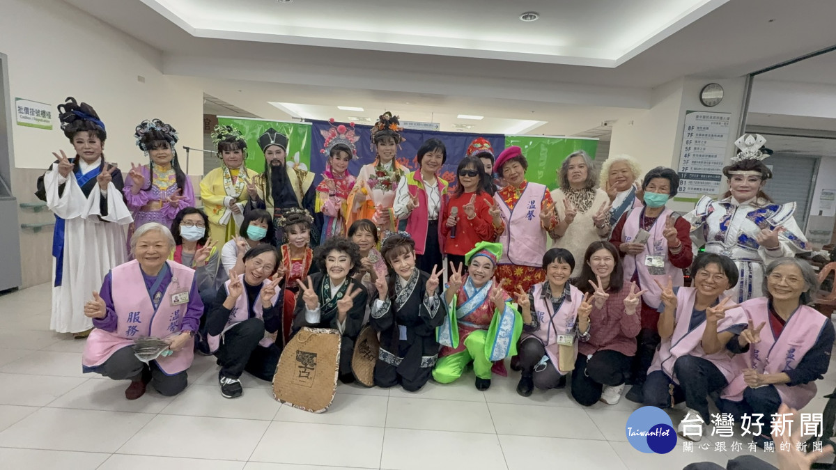 台中醫院護理之家醫護人員跟志工與小金枝歌仔戲團人間大學社團團員合影。圖/台中醫院