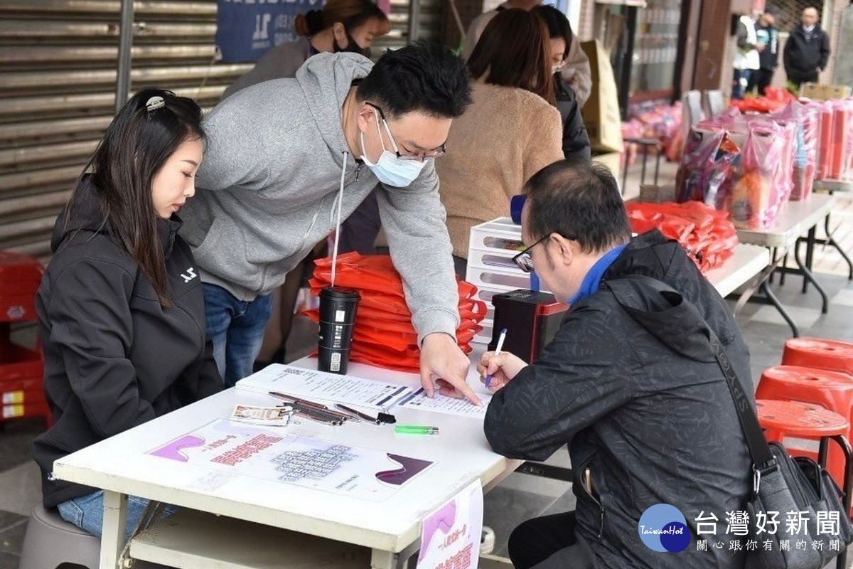 包租代管業者結合社區活動說明桃市府本期政策。<br />
