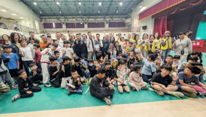 立委廖偉翔及運彩公會代表林承毅前往「家委盃」羽球賽現場贈球，永春國小的家長及師生們均開心極了！