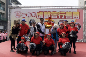 社團法人嘉義市虎爺會行善團今天上午11時至下午4時辦理「虎爺有愛 寒冬送暖 餐車市集 公益義剪」活動／嘉義市府提供