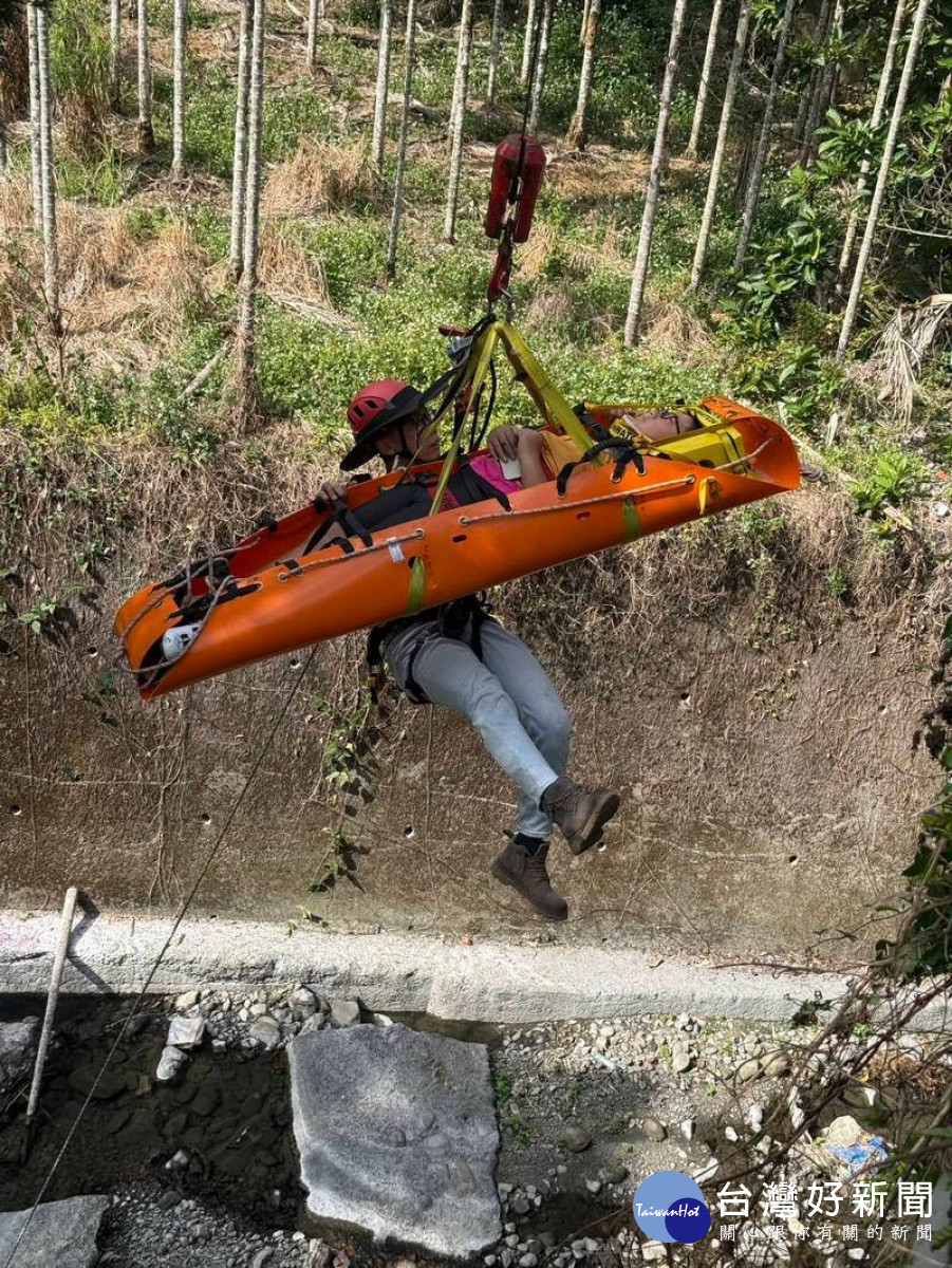 傷患及救助手上拉作業。（消防局提供）