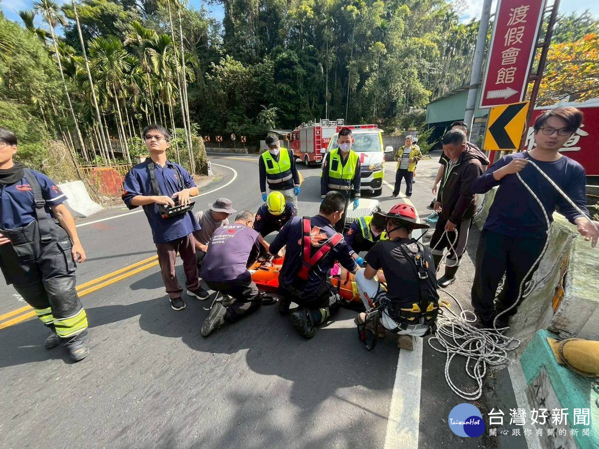 將傷患安全順利吊掛於路面交由91車人員後送埔里榮民醫院。（消防局提供）