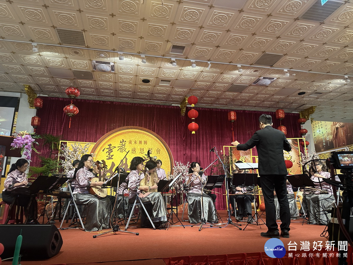 悠揚樂聲中餐會溫馨感人。（記者扶小萍攝）