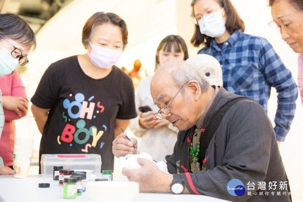 葉佳水藝師擅長方口獅、貔貅獅等客家獅型，並以五色布製作獅被，形塑出獨具特色的武獅風格。