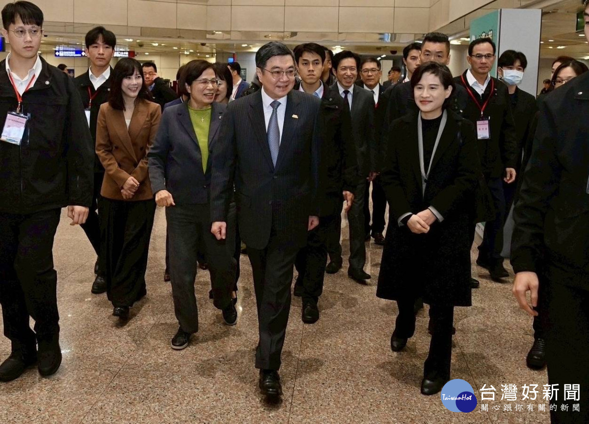 行政院長卓榮泰赴桃園機場迎接鄭麗君副院長一行 凱旋歸國。