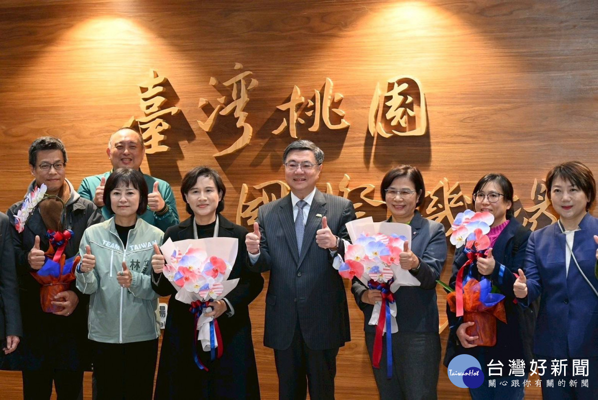 行政院長卓榮泰赴桃園機場迎接鄭麗君副院長一行，凱旋歸國。