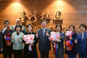 行政院長卓榮泰赴桃園機場迎接鄭麗君副院長一行，凱旋歸國。