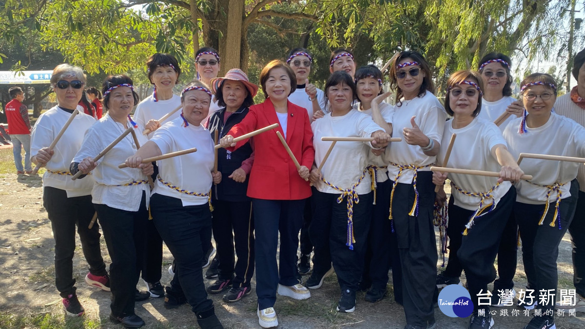 立委楊瓊瓔與表演團體合影。