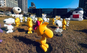 府會園道綠地立起3公尺高的史努比與Olaf氣偶