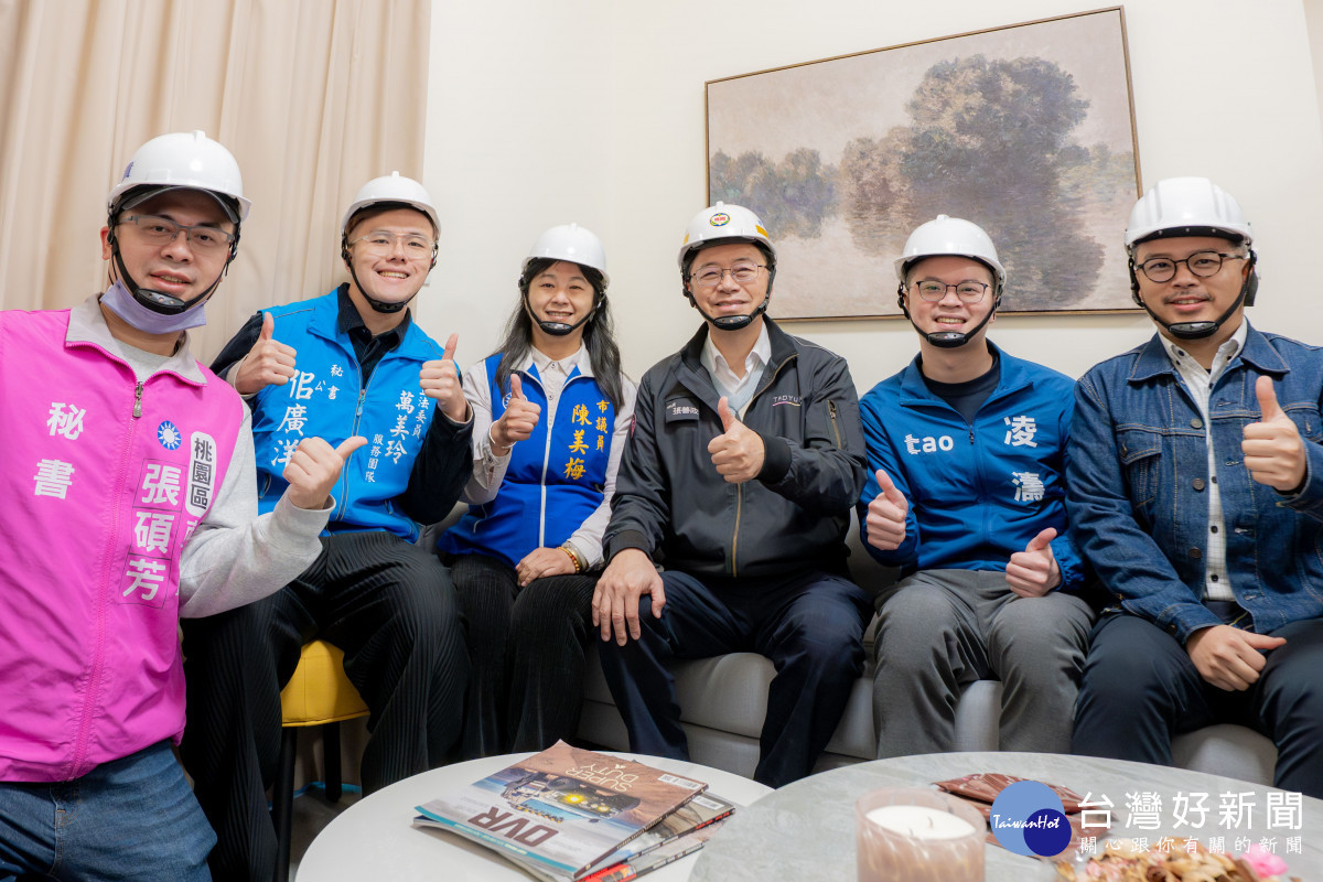 張市長與貴賓合影。