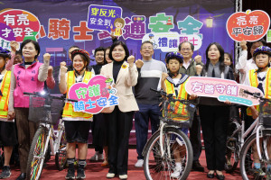 雲林北港朝天宮透過董事會補助，捐贈5000件LED反光背心給全縣騎自行車上放學的學童／翻攝照片