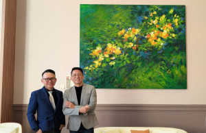 心月居董事長黃振豪（左）特邀名畫家曾榮泰（右）一起打造藝術級母嬰殿堂。