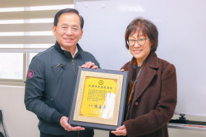 陳局長代表市長頒發感謝牌。