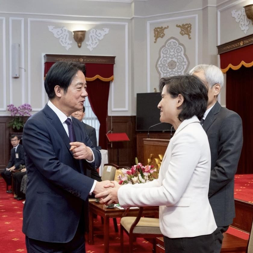 總統賴清德（左）與行政院副院長鄭麗君（中）。（圖／翻攝自賴清德Facebook）