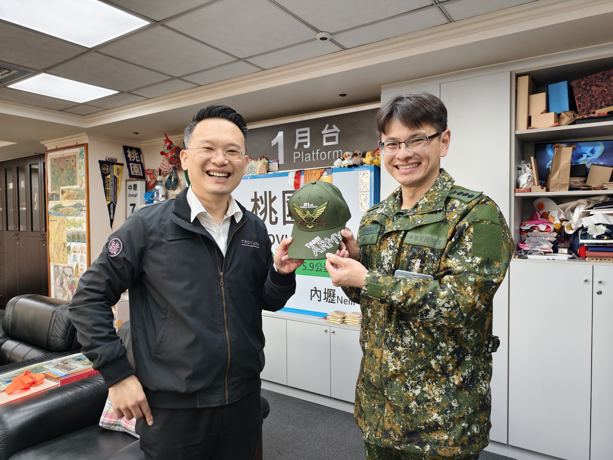 陸軍砲兵第二一指揮部致贈砲指部服役中的國軍裝備形象紀念品。