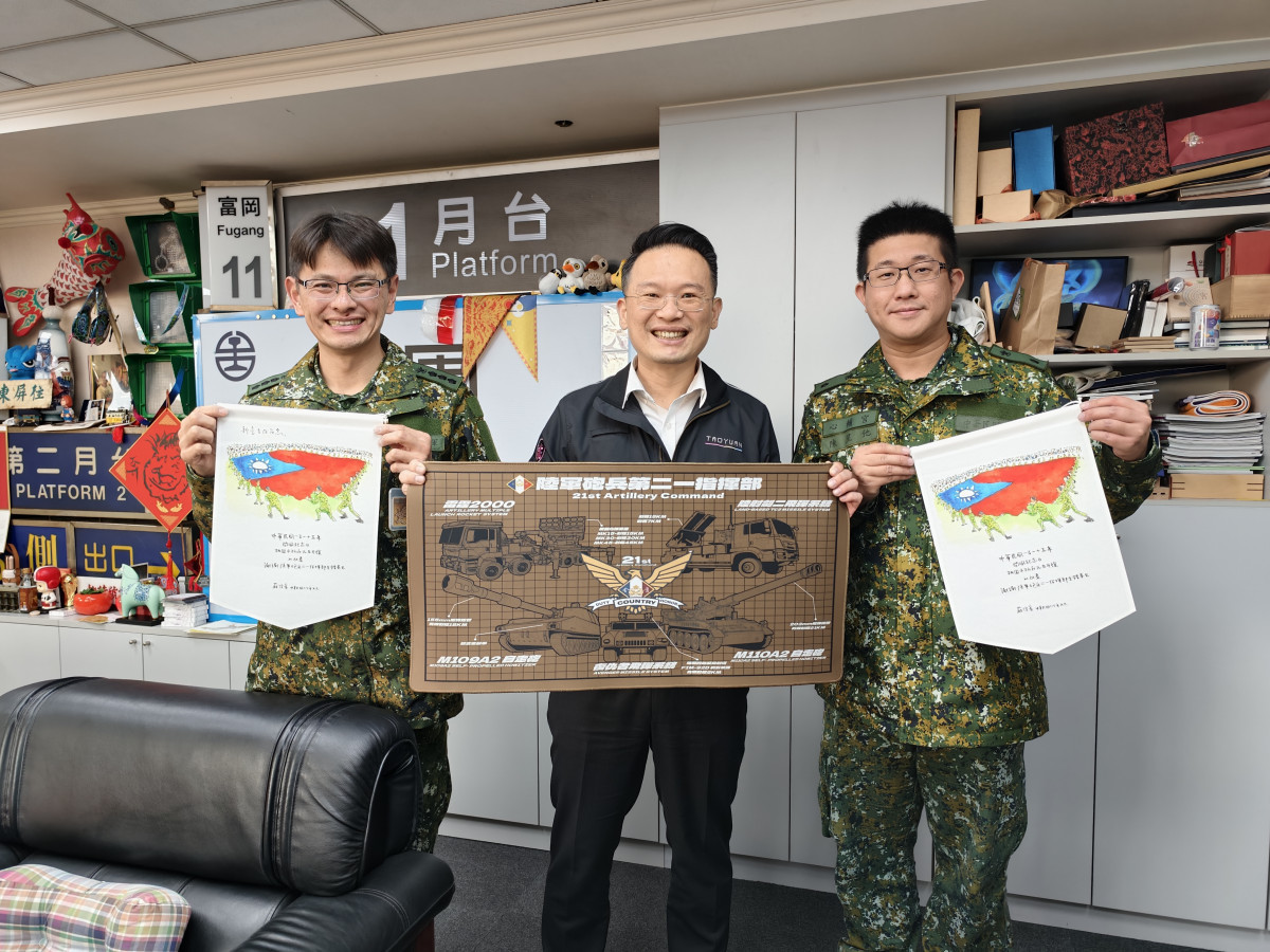 陸軍砲兵第二一指揮部致贈砲指部服役中的國軍裝備形象紀念品。