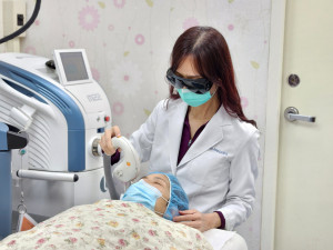 脈衝光治療是利用溫和的光能照射眼瞼周圍，幫助改善眼部長期發炎的狀況，讓原本阻塞的油脂分泌逐漸變得順暢，進而提升眼睛表面油脂層的穩定度，減少淚水層蒸發，有助改善眼瞼痙攣。