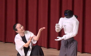 上緯智聯研發的玲玲機器人與舞者有默契。（上緯提供）