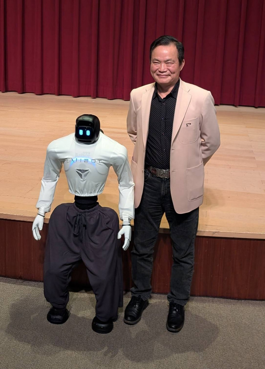 上緯蔡董事長肯定玲玲的實力。（上緯公司提供）