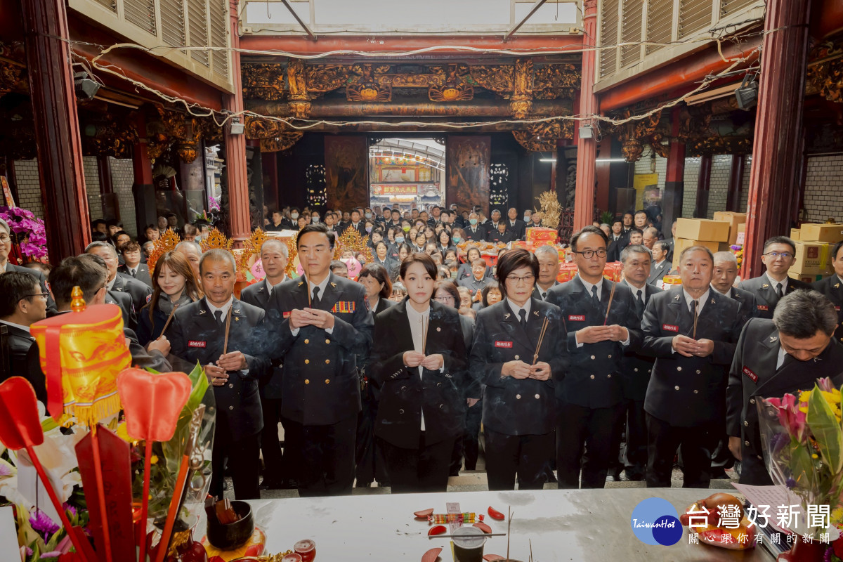 高虹安市長與與消防局長李世恭帶領警義消幹部於新竹都城隍廟上香祈福。