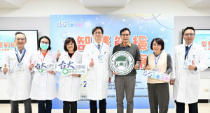 新竹臺大分院吳振吉副院長（右一）、臺大醫院張毓廷教授（中）與竹科園區管理局胡世民局長（右三）攜手產學研醫團隊。