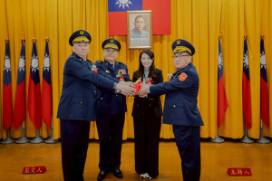 .(左起)卸任局長許頌嘉、警政署副署長郭士傑、市長高虹安、新任局長陳源輝合握印信。