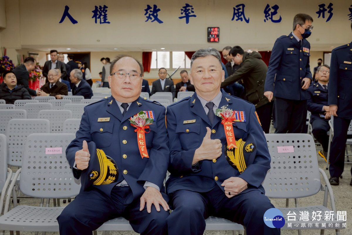 新任局長陳源輝(左)、卸任局長許頌嘉(右)。