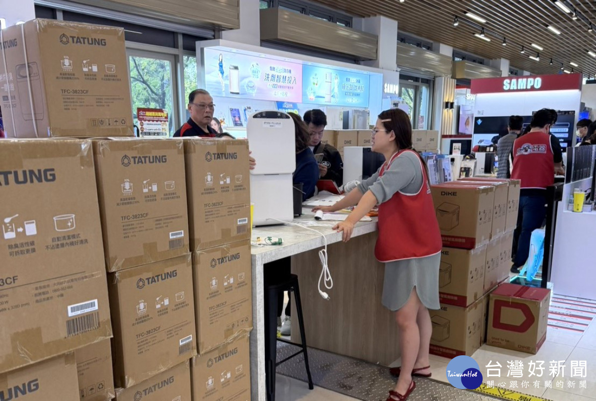 台中市民詢問廚餘機