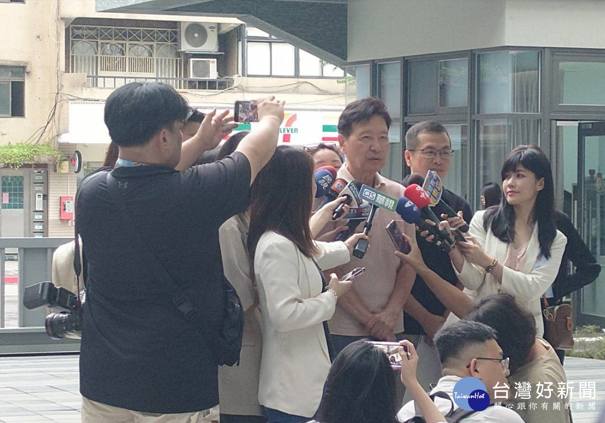 資深媒體人趙少康（中）於2025年7月26日，在步入投票所進行罷免中國國民黨立委羅智強案投票前，接受媒體聯訪。（圖／資料照片，圖源：台灣好新聞編輯部拍攝）