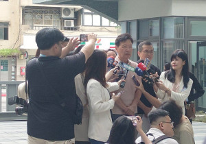 資深媒體人趙少康（中）於2025年7月26日，在步入投票所進行罷免中國國民黨立委羅智強案投票前，接受媒體聯訪。（圖／資料照片，圖源：台灣好新聞編輯部拍攝）