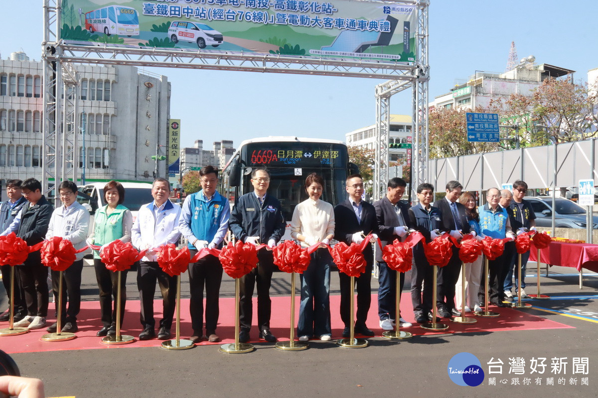 許縣長與來賓共同剪綵啟用新公路線。（記者扶小萍攝）