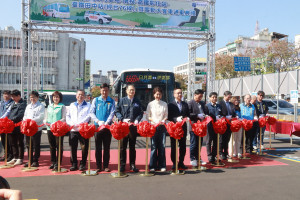 許縣長與來賓共同剪綵啟用新公路線。（記者扶小萍攝）