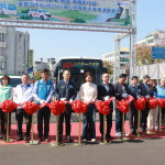 許縣長與來賓共同剪綵啟用新公路線。（記者扶小萍攝）