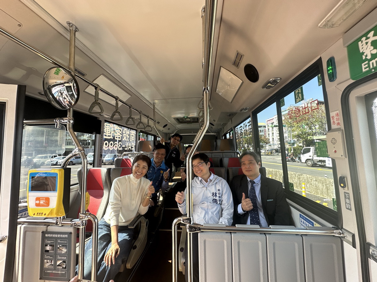 許縣長與來賓瞭解電動巴士特性。（記者扶小萍攝）