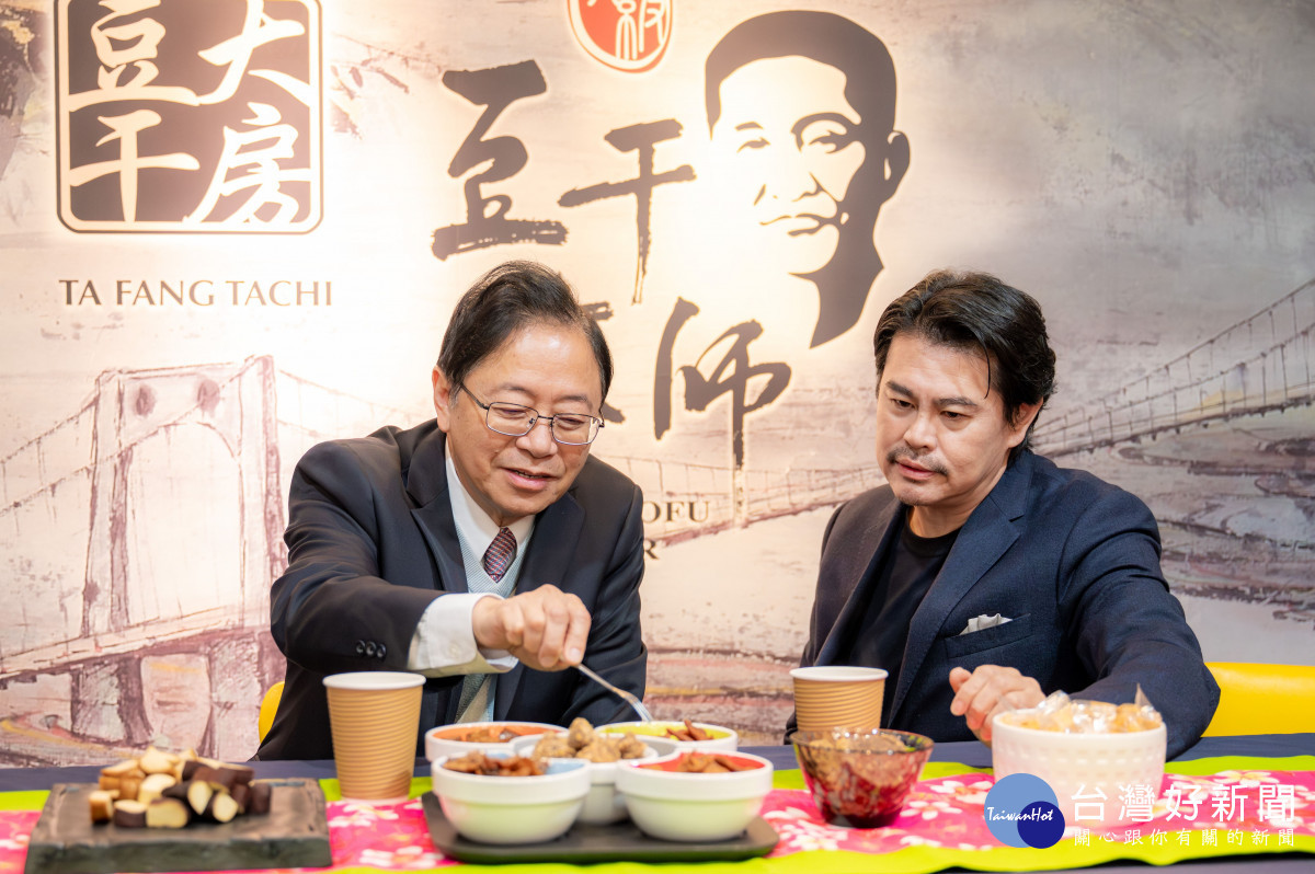 張市長品嚐大房食品大溪豆干。