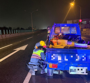 車輛拋錨受困高架，楊梅警即時救援化危機。