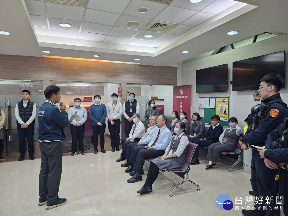 八德警攜手銀行演練防搶應變。